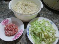 肉末圆白菜炒面的做法步骤1