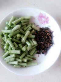 梅干菜腐竹烩豆角的做法步骤2