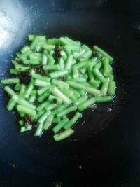 梅干菜腐竹烩豆角的做法步骤3