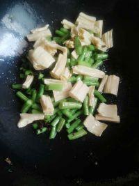 梅干菜腐竹烩豆角的做法步骤4