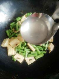 梅干菜腐竹烩豆角的做法步骤5