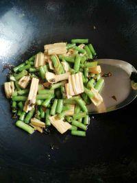 梅干菜腐竹烩豆角的做法步骤8