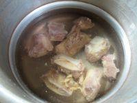 圆白菜牛排骨汤的做法步骤3
