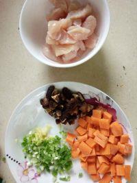 香菇鸡肉胡萝卜焖饭的做法步骤2