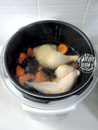 甘笋香菇鸡腿汤的做法步骤4