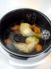 甘笋香菇鸡腿汤的做法步骤6