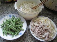 猪肉带豆茭白炒面的做法步骤1