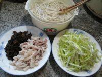黑木耳猪肉韭菜芽炒面的做法步骤1