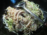 黑木耳猪肉韭菜芽炒面的做法步骤5