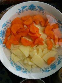土豆胡萝卜炒肉的做法步骤1