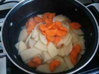 土豆胡萝卜炒肉的做法步骤3