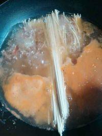 蟹味菇番茄荞麦面的做法步骤6