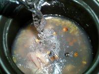 莲子瑶柱瘦肉汤的做法步骤6