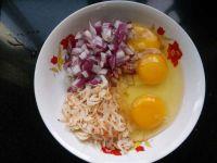 洋葱虾皮煎蛋的做法步骤1