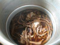 茶树菇鸡腿汤的做法步骤6