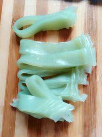 黄瓜拌绿豆凉皮的做法步骤2