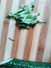 黄瓜拌绿豆凉皮的做法步骤3