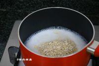 牛奶果干燕麦粥的做法步骤3