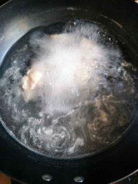 鲜茶树菇脆骨汤的做法步骤3