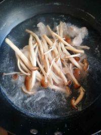 鲜茶树菇脆骨汤的做法步骤4