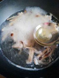 鲜茶树菇脆骨汤的做法步骤5