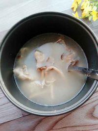 鲜茶树菇脆骨汤的做法步骤6