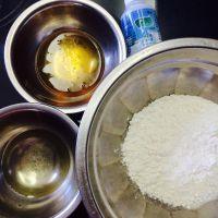 蛋黄莲蓉月饼—广式经典的做法步骤1