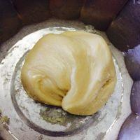 蛋黄莲蓉月饼—广式经典的做法步骤4