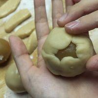 蛋黄莲蓉月饼—广式经典的做法步骤11