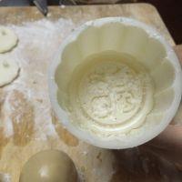 蛋黄莲蓉月饼—广式经典的做法步骤12