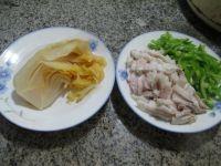 尖椒猪肉炒酸菜的做法步骤1