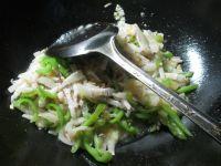 尖椒猪肉炒酸菜的做法步骤7